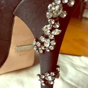 NWOT Badgley Mischka Royal Decorated Heel